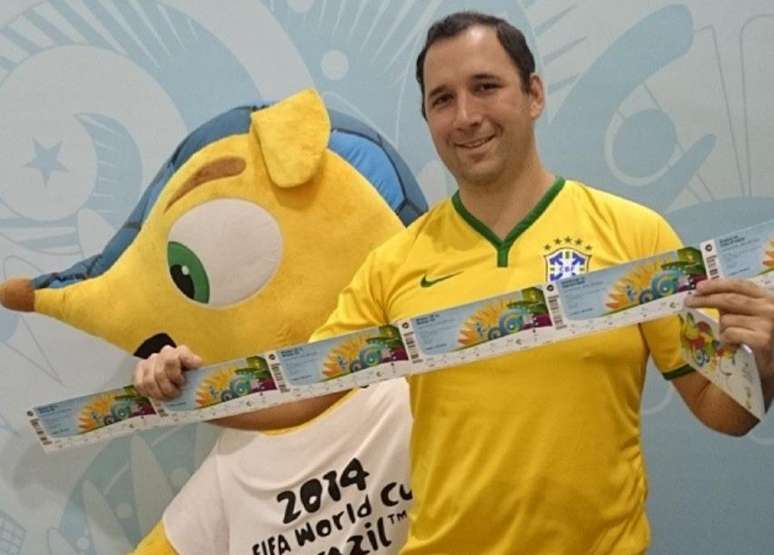 Felipe Turlão mostra os seis ingressos que conseguiu para jogos do Mundial