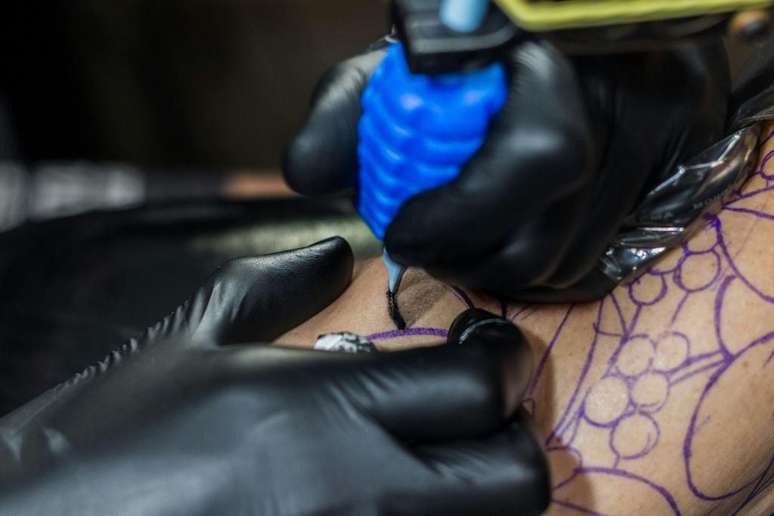 Pesquisadores detectam bactérias em marcas de tinta para tatuagem (Imagem: Gabriel Lara/Pexels)