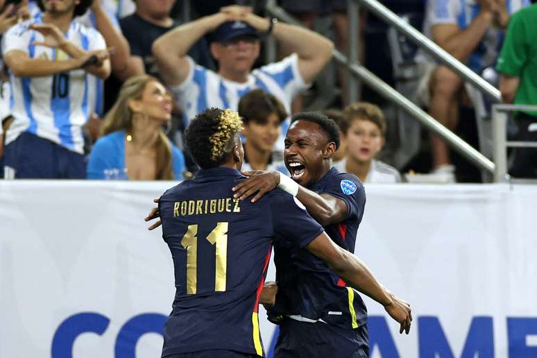 Kevin Rodríngues comemorando o gol de empate com Yeboah –
