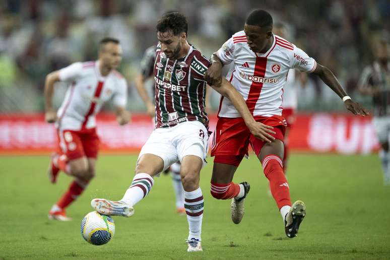 Ganso e Wanderson disputam bola em Fluminense x Internacional