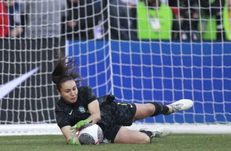 Lorena segura a bola. Agora, com novas luvas – Fotos : Lívia Villas Boas/CBF