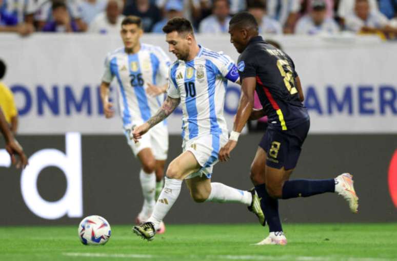 Messi leva a Argentina ao ataque. Gênio passa em branco, mas sua seleção vence o Equador e vai às semifinais