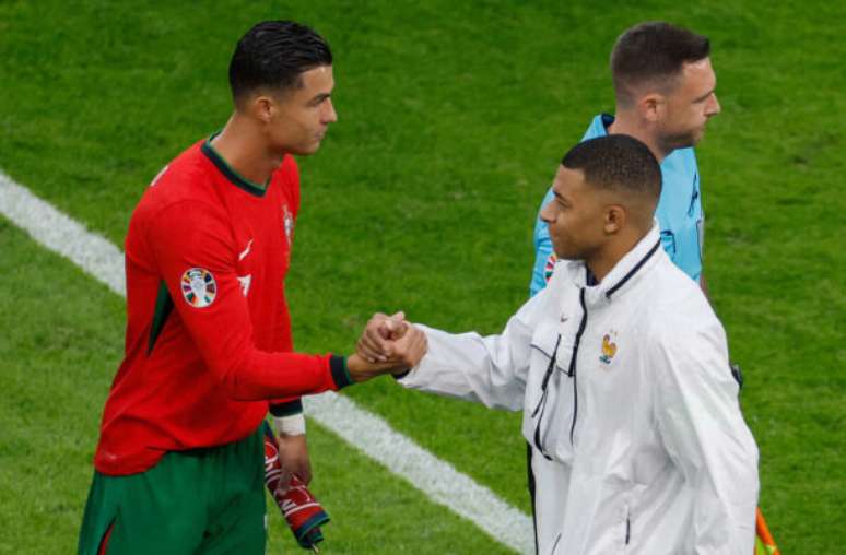 Cristiano Ronaldo e Mbappé se cumprimentam após a execução dos hinos nacionais –