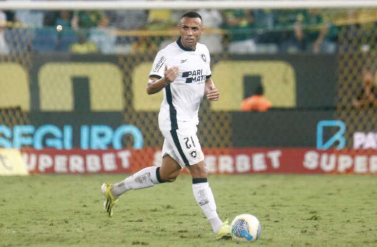 Marlon Freitas em campo pelo Botafogo –