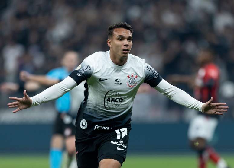 Giovane celebra gol nos acréscimos em vitória do Corinthians: 'sentindo que aconteceria algo'. 