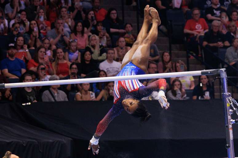 Simone Biles executa pirueta e salto nas barras