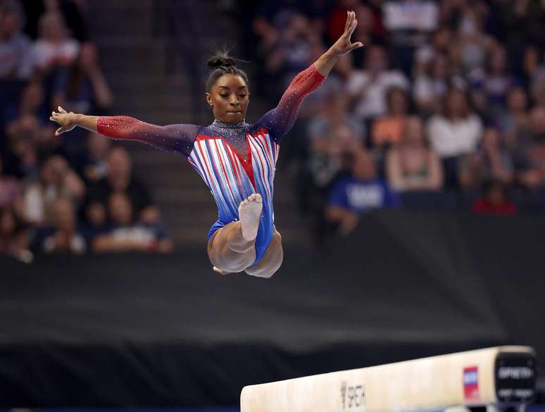 Simone Biles em apresentação na trave