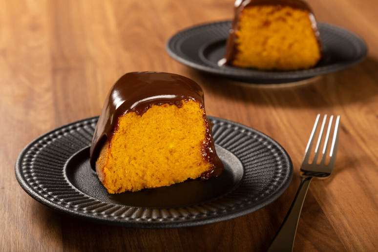 Bolo de cenoura com aveia e chocolate 