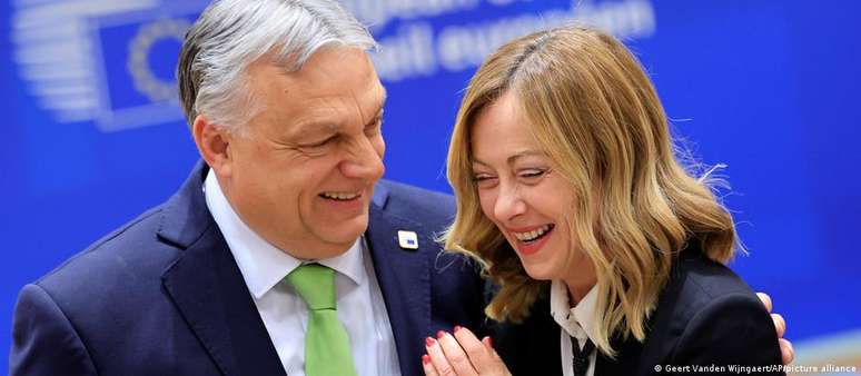 Ultradireita avança: premiês da Hungria, Viktor Orbán (esq.) e Itália, Giorgia Meloni