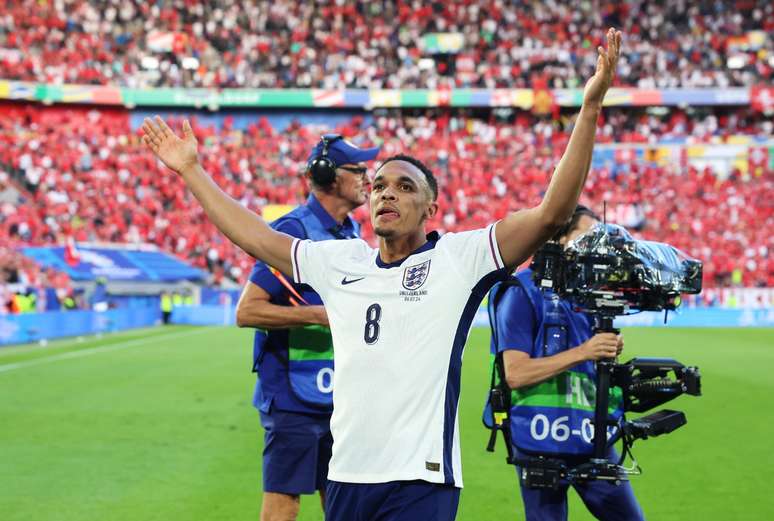 Trent Alexander-Arnold comemora classificação da Inglaterra para a semifinal da Euro 2024