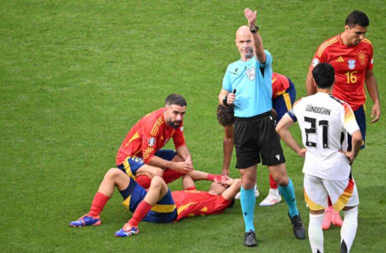 Pedri leva a mão ao rosto e cai no gramado, contra a Alemanha –