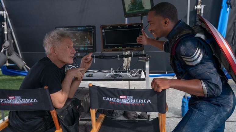 Harrison Ford e Anthony Mackie nos bastidores de Capitão América: Admirável Mundo Novo (Imagem: Divulgação/Marvel Studios)