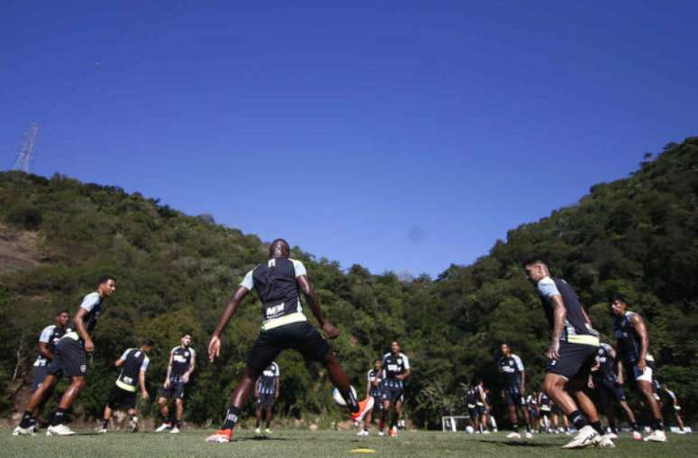 Jogadores do Botafogo treinam no Espaço Lonier –