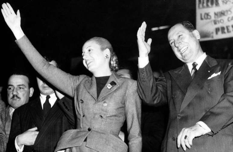 Juan Domingo Perón e sua famosa esposa Evita. Ela morreu de câncer em 1952, aos 33 anos, e foi nomeada 'Chefe Espiritual da Nação'