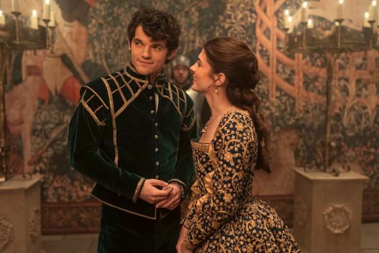 Edward Bluemel (Lord Guildford Dudley) e Emily Bader (Lady Jane Grey) em 'Minha Lady Jane'.