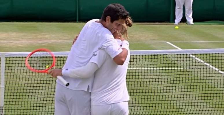 Rafa Matos abraça Marcelo Melo após vitória /