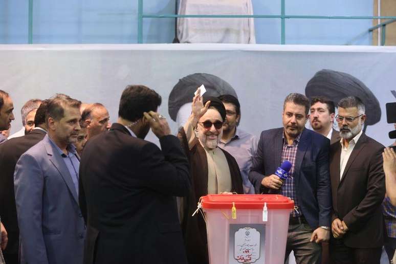 O ex-presidente do Irã Mohammad Khatami apoiou a candidatura de seu ex-ministro da Saúde