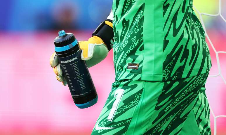 Pickford usou uma espécie de "cola" na garrafa de água para defender cobrança