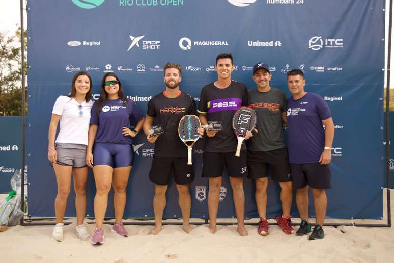 Gustavo Russo de preto e roxo ao centro 