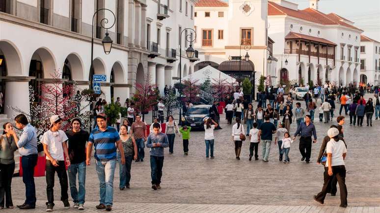 Visitantes e moradores de Cayal&aacute; passeiam na rua principal