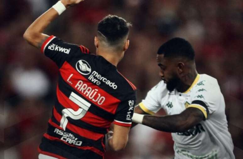 Jonathan Cafu tenta o cruzamento sob marcação de Ayrton Lucas