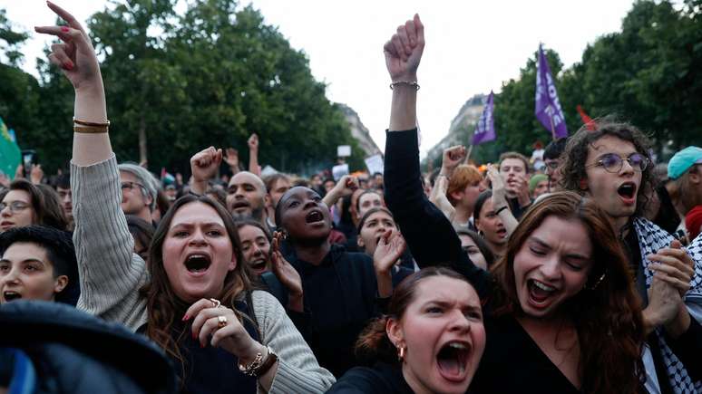 Franceses na Pra&ccedil;a da Rep&uacute;blica, em Paris, celebram an&uacute;ncio de proje&ccedil;&otilde;es de boca de urna das elei&ccedil;&otilde;es legislativas francesas