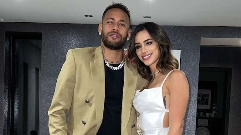 Bruna Biancardi e Neymar em registro na época em que a influencer anunciou a gravidez de Mavie