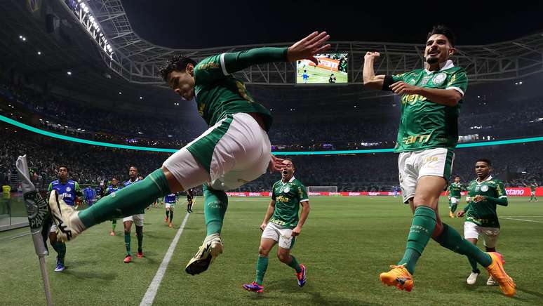 Elenco do Palmeiras comemorando o primeiro gol contra o Corinthians.