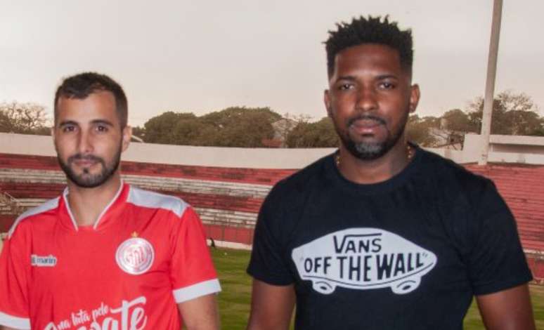 Leonardo Amaral, &agrave; direita, e Marcos Vinicius Concei&ccedil;&atilde;o, &agrave; esquerda, trabalham juntos na Tail&acirc;ndia 