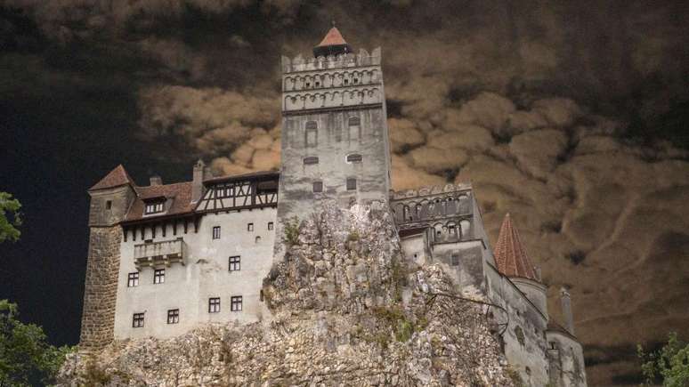 O Castelo de Bran, na Rom&ecirc;nia, foi brevemente usado por Vlad, o Empalador, que acredita-se ter inspirado o personagem de Dr&aacute;cula, e atrai hordas de turistas todos os anos