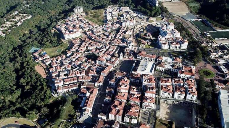 Cayal&aacute; &eacute; formada por um conjunto de bairros residenciais, uma rua comercial e uma &aacute;rea verde