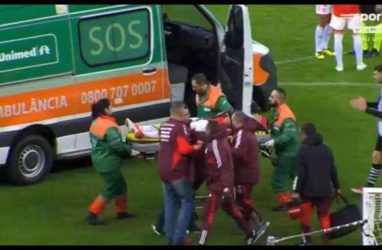 Ren&ecirc;, do Internacional, recebe atendimento ap&oacute;s choque de cabe&ccedil;a com advers&aacute;rio &ndash;