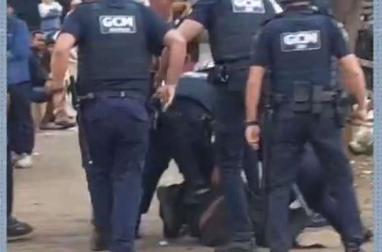 Guardas jogam homem em situação de rua, que reagiu a abordagem, e o agridem com socos e chutes