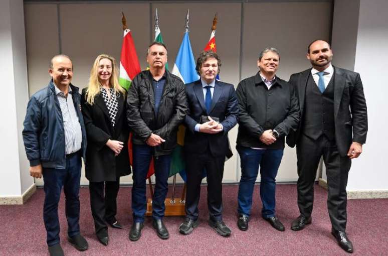 Milei tem encontro com Bolsonaro e recebe medalha 