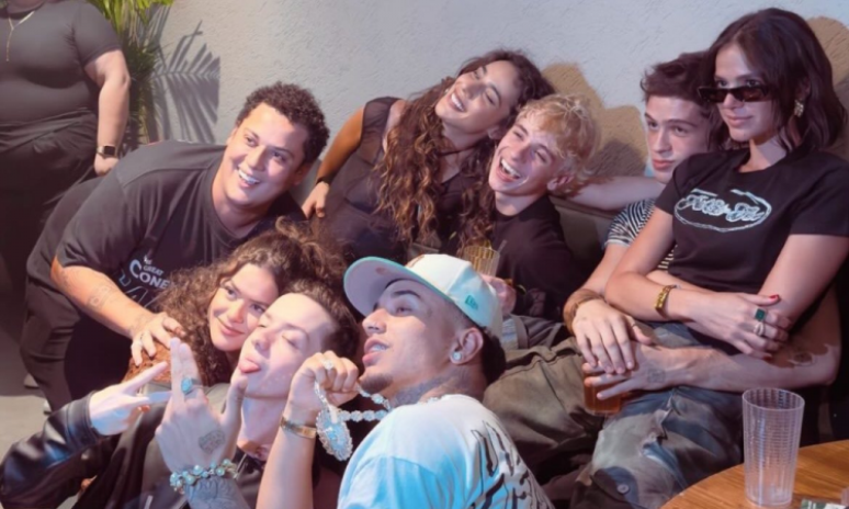 Rumors of a possible romance between the two began after the two appeared together in a photo with a group of friends, which went viral on the internet. Rumors of a possible romance between the two began after the two appeared together in a photo with a group of friends, which went viral on the internet.