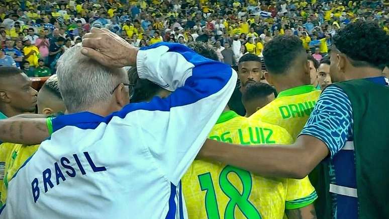 Enquanto filho dá preleção final, Dorival fica à margem de jogadores antes dos pênaltis