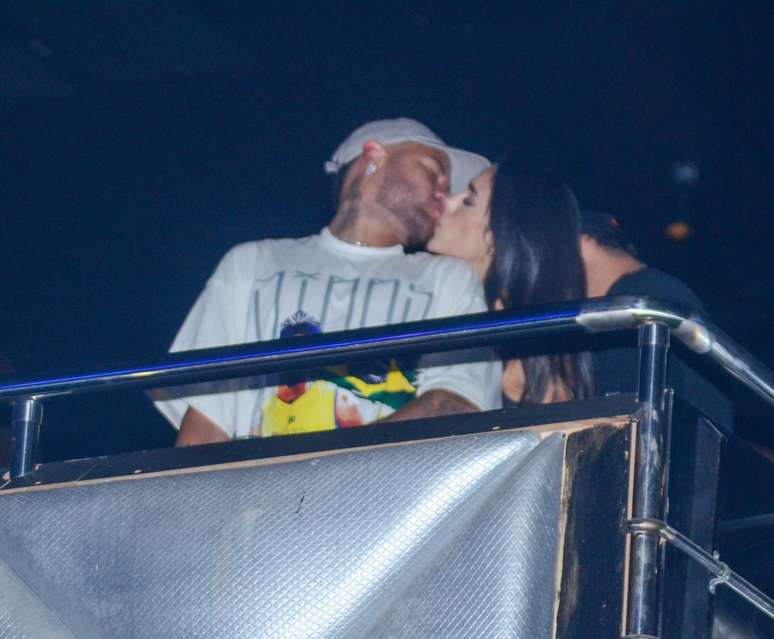 Neymar and Bruna Biancardi were in a romantic mood at Thiaguinho's concert in Sao Paulo Neymar and Bruna Biancardi were in a romantic mood at Thiaguinho's concert in Sao Paulo