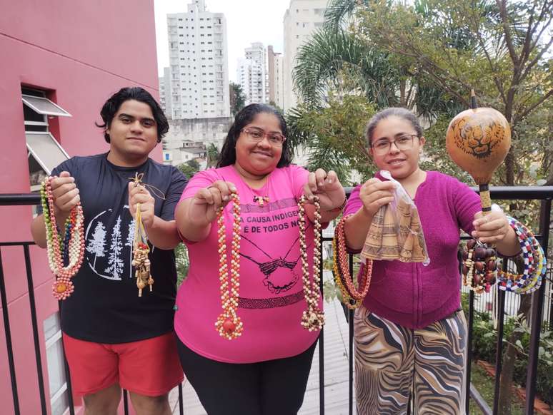 The Pankararu family: son, mother Ivone and sister Simone. Indigenous crafts support families The Pankararu family: son, mother Ivone and sister Simone. Indigenous crafts support families