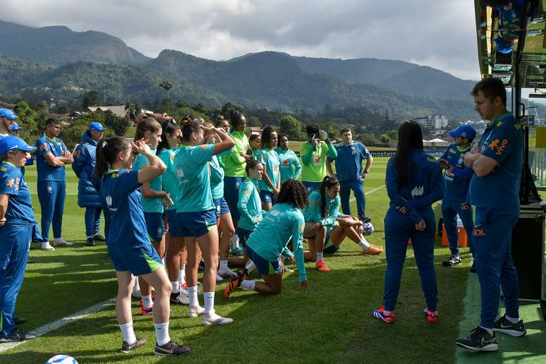 Jogadoras do Brasil prestam atenção em explicação dada pela comissão técnica com uso do telão