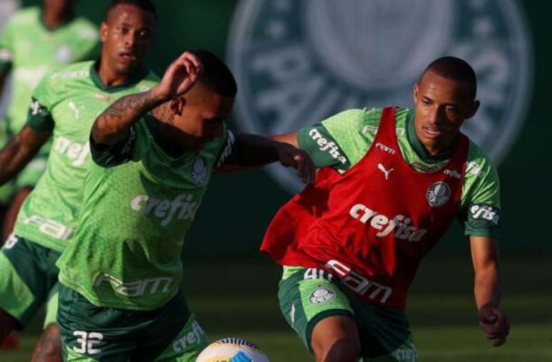 Jhon Jhon (à direita) disputou apenas três jogos neste Brasileirão –