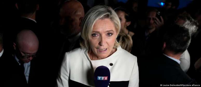 “A maré está subindo. Não subiu o bastante desta vez, mas continua subindo”, disse Le Pen após o resultado.