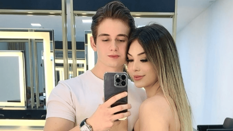 Melody compartilha fotos com o namorado nas redes sociais 