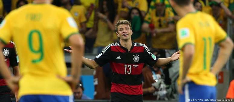 Thomas Müller parece se desculpar com os jogadores brasileiros após seu gol que inaugurou a goleada 