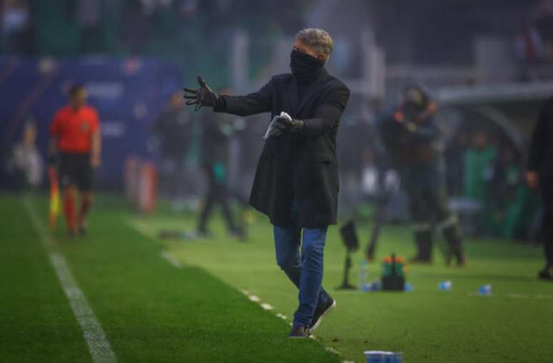 Renato Gaúcho na beira do campo orienta o time do Grêmio durante embate com o Juventude –