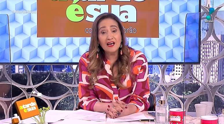 Sonia Abrão criticou atitude de Lívia Andrade e elogiou Patrícia Abravanel 