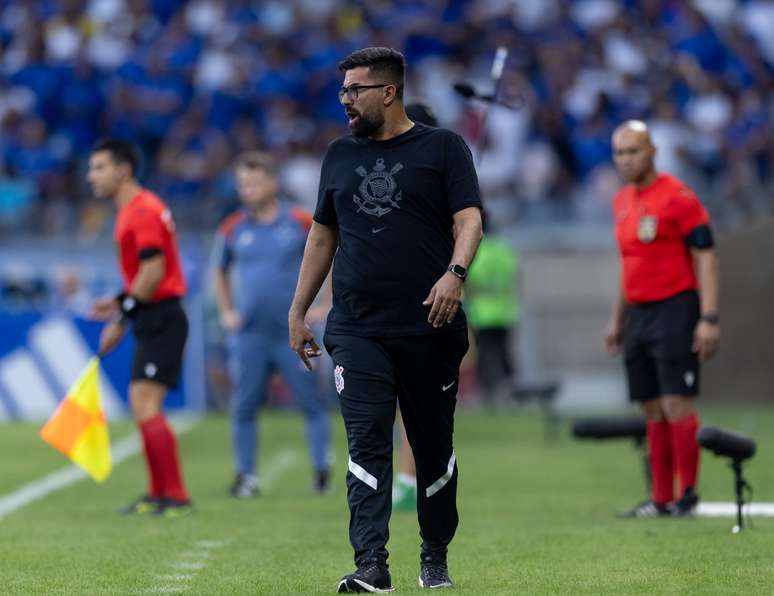 Após a derrota do Corinthians para o Cruzeiro, interino afirma: 'Conseguiram ser mais felizes'.