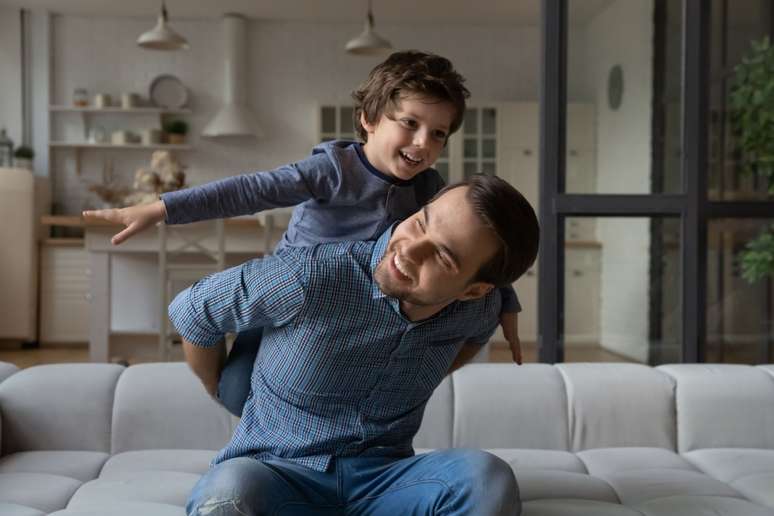 A decisão de quem fica com as crianças prioriza as necessidades dos pequenos, garantindo convivência equilibrada com ambos os pais 