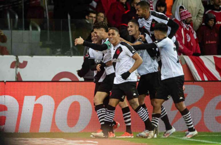 Jogadores do Vasco comemoram gol contra o Inter, em vitória no Beira-Rio –