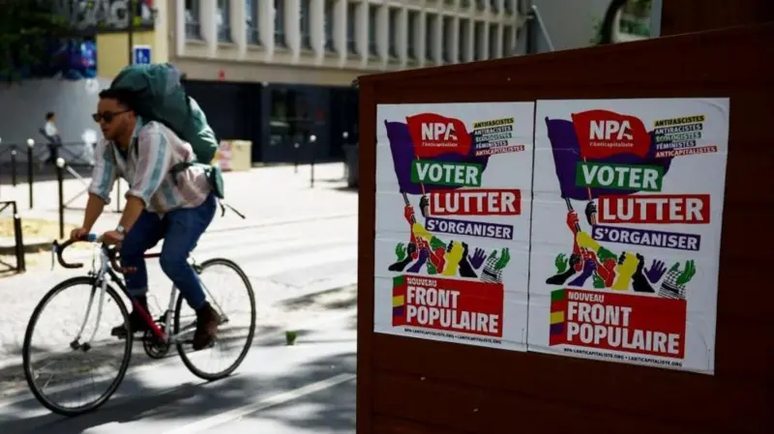 Cartaz da Nova Frente Popular, que chegou na frente nas eleições legislativas francesas