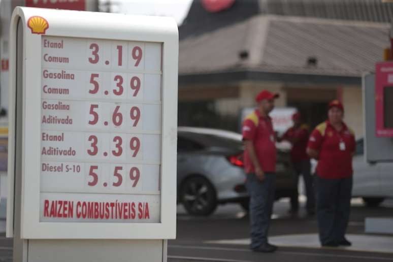 Preço do litro da gasolina deverá subir em R$ 0,20 para as distribuidoras nesta terça-feira